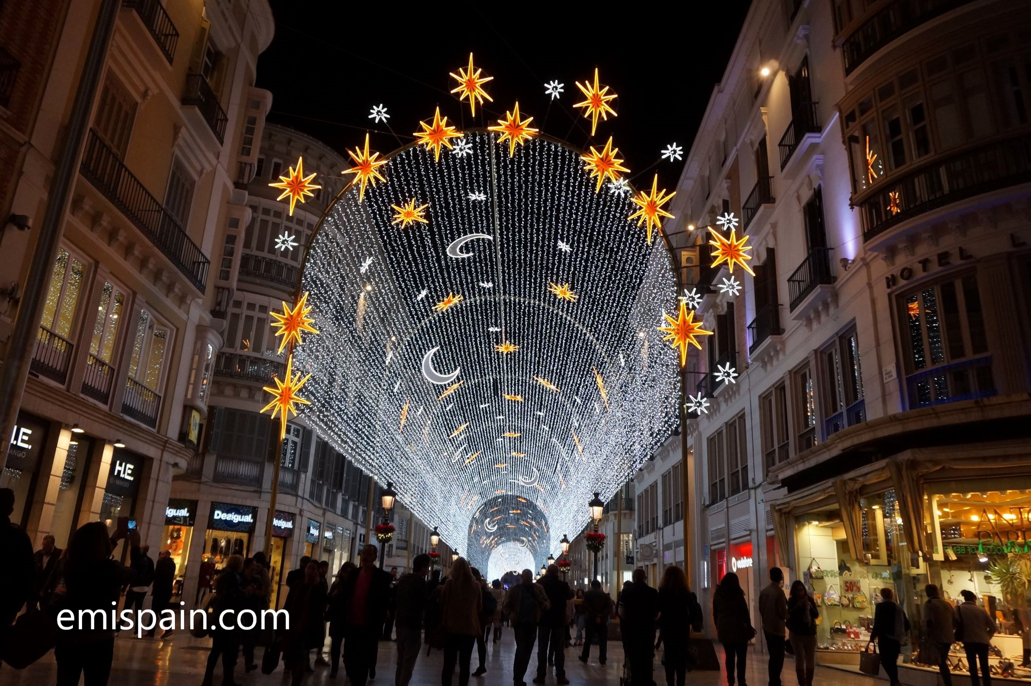 スペインのクリスマスイルミネーション Andalucia アンダルシア街歩き From スペイン